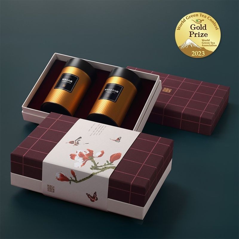 「小園東雙大禮盒」包含兩款珍貴的台灣高山烏龍茶，禮盒的設計也極具人文藝術氣息。（2,260元／盒，嶢陽茶行提供）