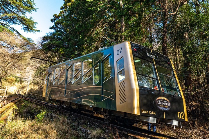 ▲行駛於林間的叡山纜車，在新綠及紅葉期間風景格外優美。　圖：向日遊顧問有限公司／提供