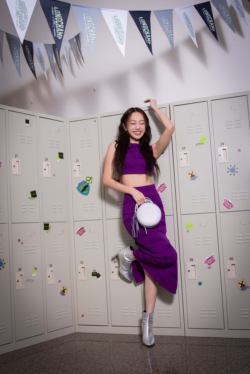 Julia 吳卓源的好身材真的完美詮釋了紫色兩件式洋裝。（LONGCHAMP提供）