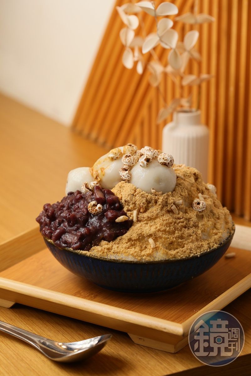 「貳室USroom•dessert」的元宵限定品項「冰火湯圓麵茶冰」」是剉冰撒上純素麵茶與熱湯圓，冷熱結合的創意冰品。（140元/份）
