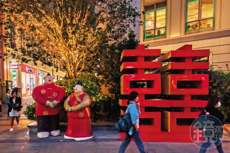 利東街曾是香港婚慶專屬的「囍帖街」，現已重新打造成為交融中西浪漫奇襲的步行街。