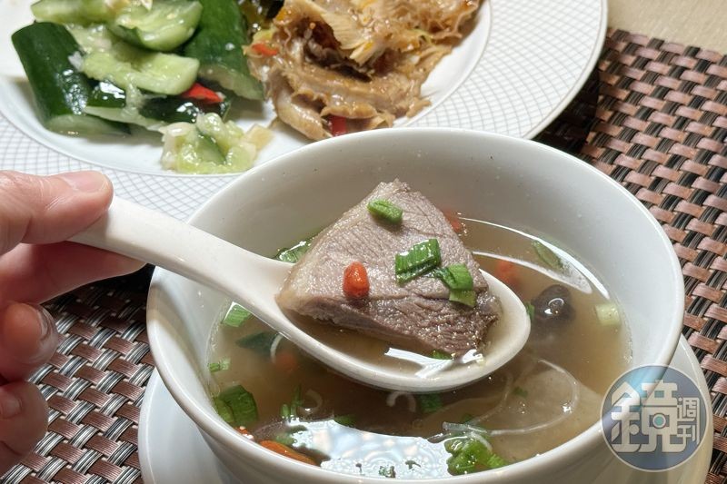 現點現煮的「陝西水盆羊肉」是羊肉愛好者不可錯過的美味菜餚。