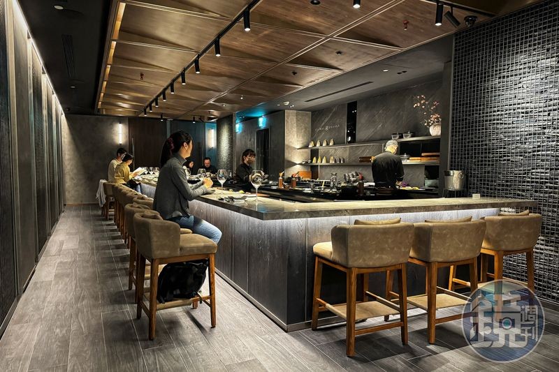 餐廳空間的設計靈感來自燒肉料理等元素，包括將備長炭與鐵網等概念融入牆面，並運用深色木紋建材營造出靜謐摩登的氛圍。