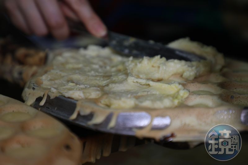 在烘烤過的餅皮放上大量新鮮榴槤肉，並均勻抹入每個洞。