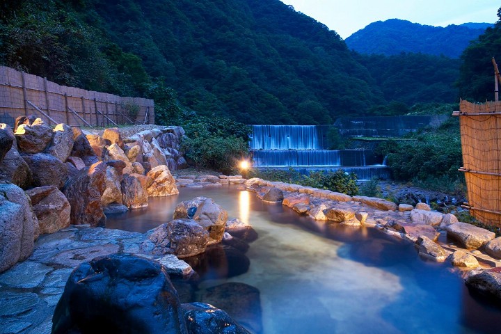 小川溫泉戶外也有女性專用的露天浴池，被大自然圍繞格外舒心。