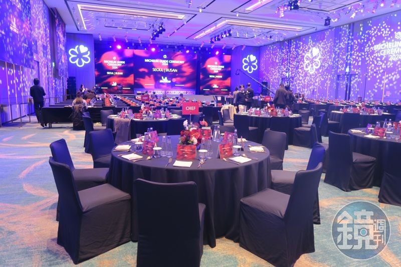 釜山海雲台的SIGNIEL飯店宴會廳裝飾得星光熠熠，規模十分盛大。