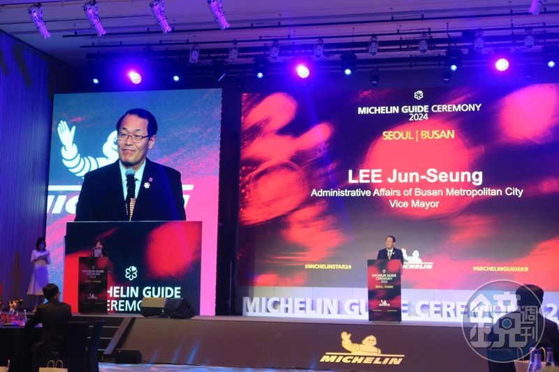 釜山副市長Lee Jun-Seung也上台表達支持。