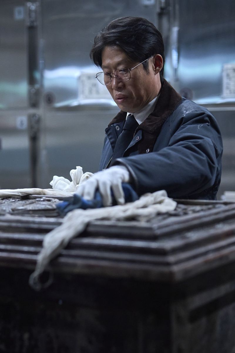柳海真在《破墓》飾演能負責處理總統葬禮的資深禮儀師，特地向韓國最厲害的禮儀師學習整理駭骨。（車庫娛樂提供）