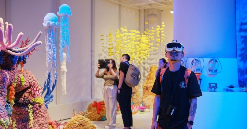 位於香港Airside百貨的「Bluetopia」，號稱是世界上第一個數位藝術水族館。（翻攝自AIRSIDE臉書）