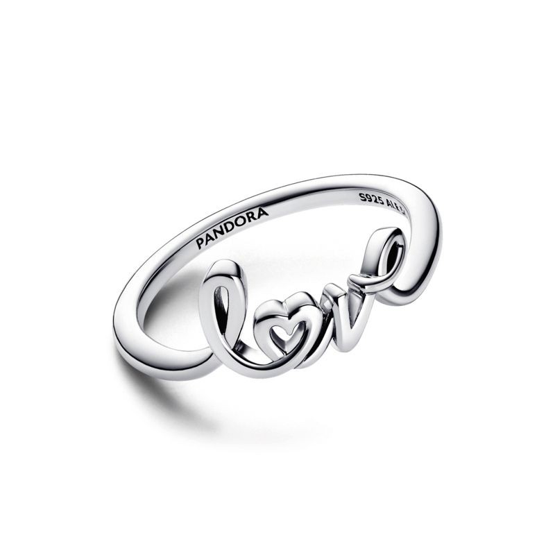 手寫「love」戒指。NT$1,580