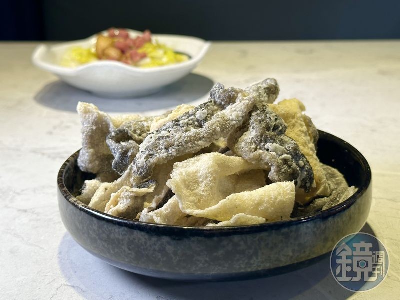 「沙漏酥魚皮」可以泡進酸菜魚湯汁一分鐘後再吃，會變得酥軟夠味。（90元／份）