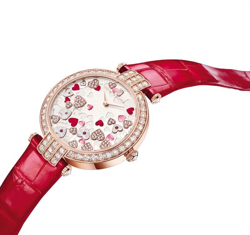 海瑞溫斯頓Premier系列奢華玫瑰金情人節腕錶有著鱷魚皮錶帶，並以心形與煙花符號打造出14只的限量版。NT$1,664,000（Harry Winston提供）