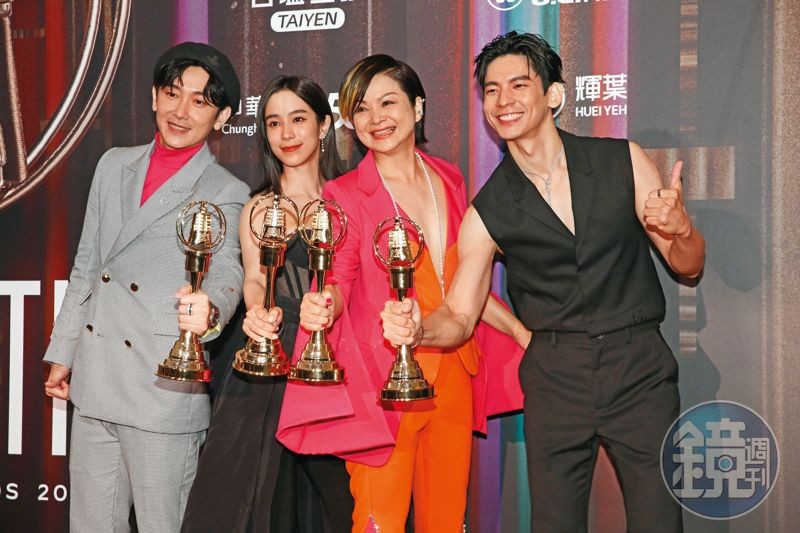 	林柏宏（右起）、楊貴媚、温貞菱與施名帥以《阮三个3》獲電視金鐘獎益智及實境節目主持人獎肯定。