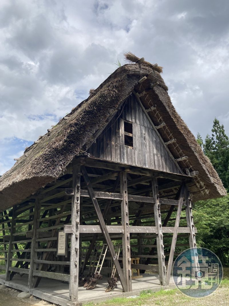 岐阜県重要文化財指定建造物之一的舊大家藤重家稻架小屋。