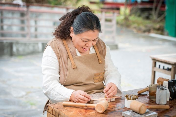來自南國原鄉皮雕工藝，由「姥瑰」用皮雕傳播排灣族的生活工藝文化。　圖：茂林國家風景區管理處／提供