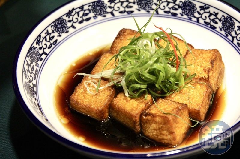 「老皮嫩肉」將芙蓉豆腐細火慢煎，滑嫩可口，老少咸宜。