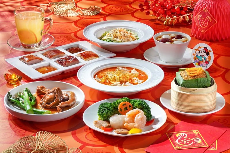 樂園與度假區內的多個餐廳都有推出賀年佳餚，讓遊客從飲食中感受到新年祝福。（香港迪士尼樂園提供）