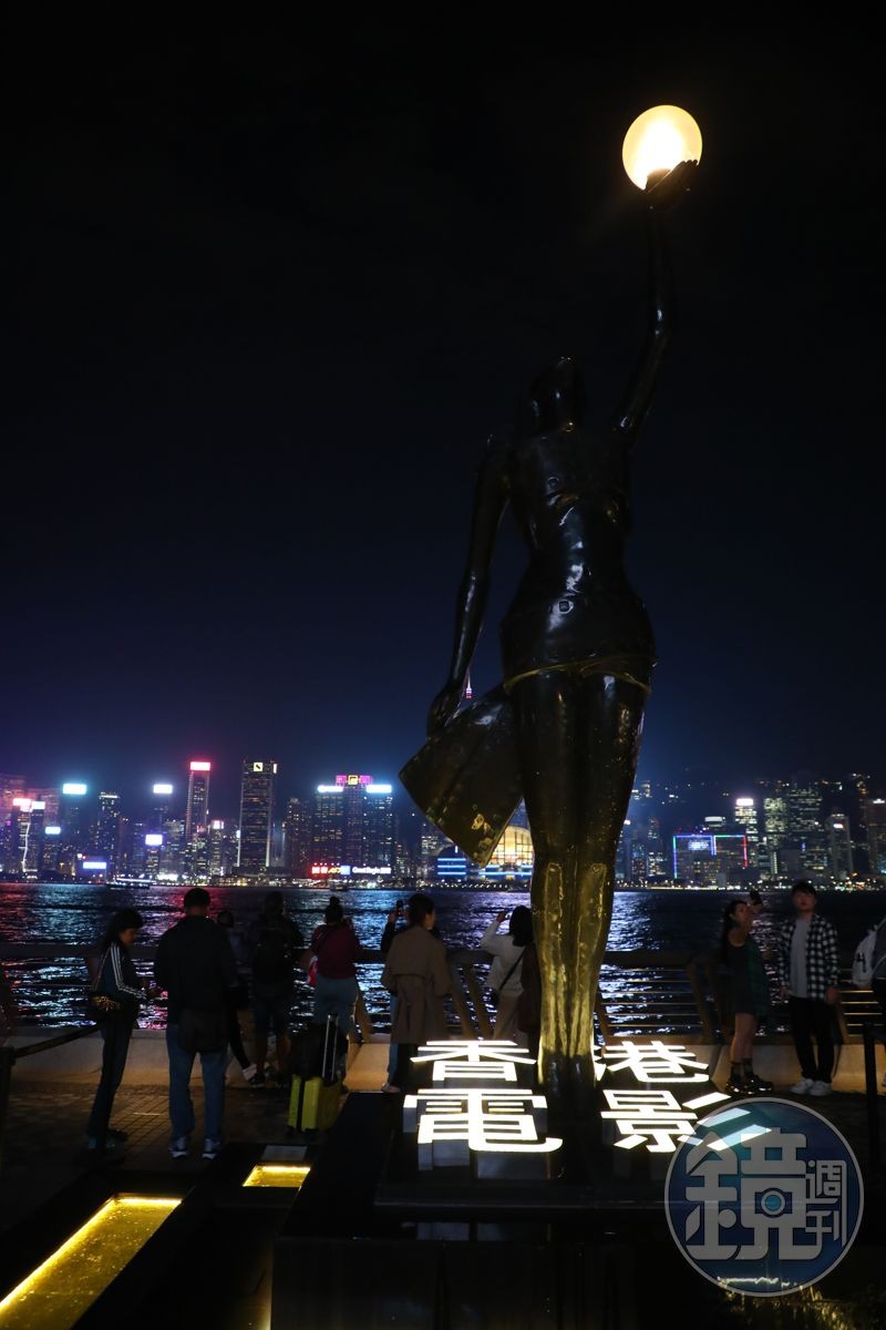 披著電影底片高舉明珠的金像獎女神像，標誌著香港電影的年度盛事。