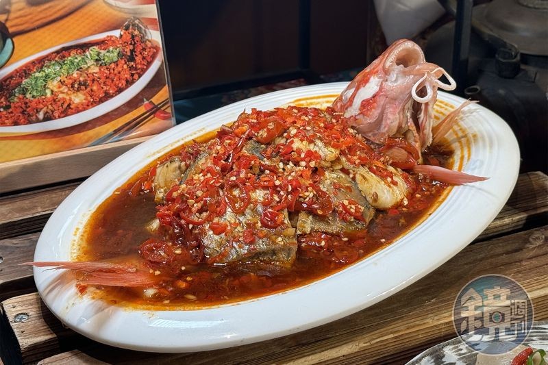 「剁椒魚」是湘菜的代表菜色，紅澄澄的辣椒配上香嫩鱸魚肉，令人食指大動。