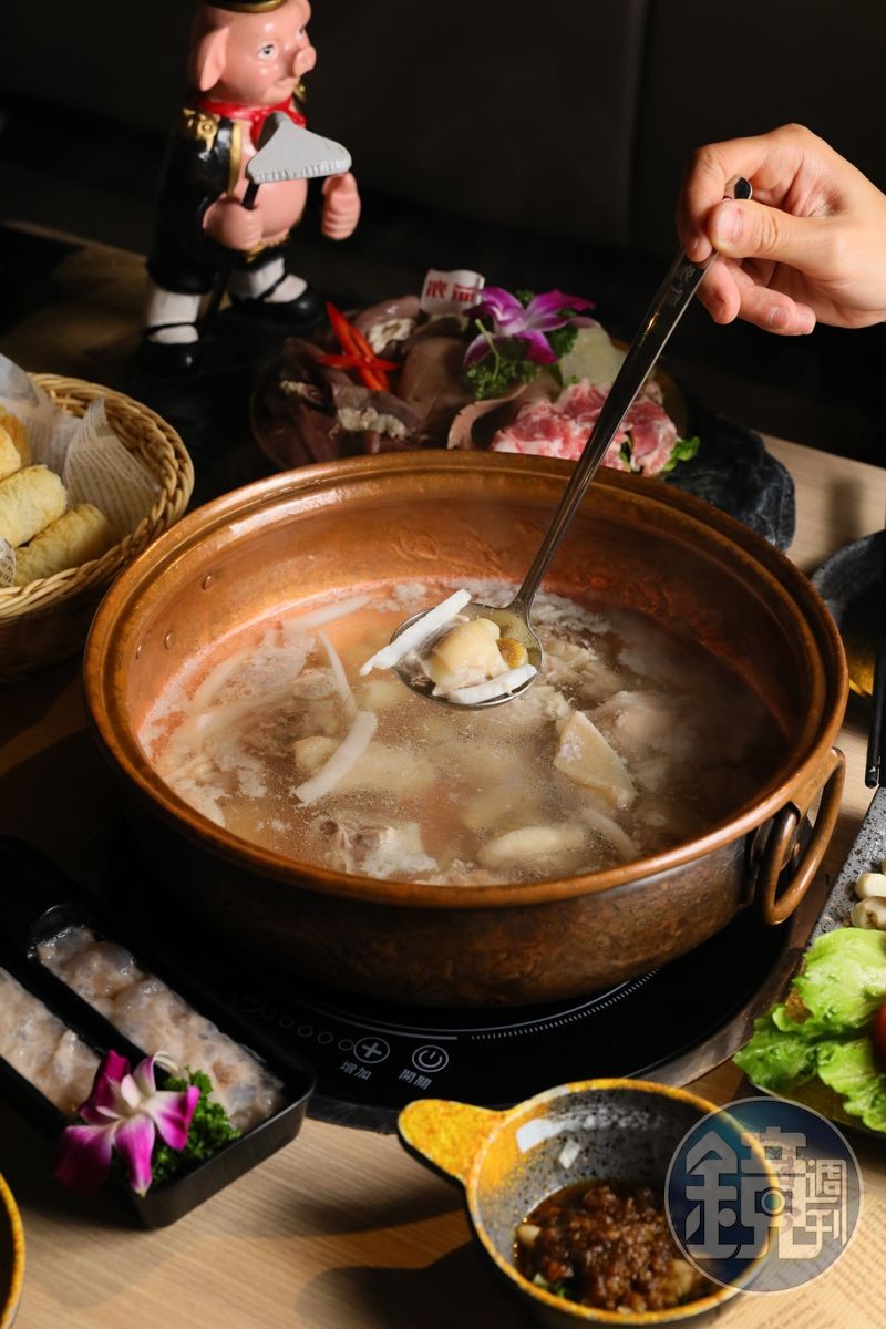 「招牌椰子雞鍋」的湯頭清甜甘美，讓人回味。（鍋底港幣248元／份）