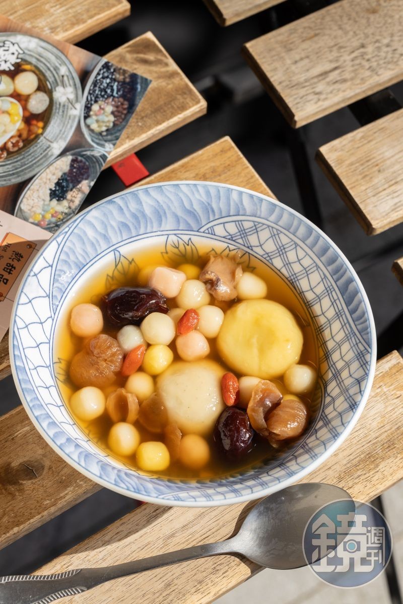 「芝麻（或花生）湯圓桂圓湯」裡的湯圓是以天然食材染色，視覺鮮豔、味覺滿足。（75元/份）