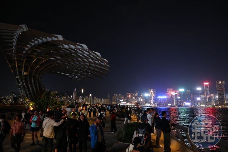 以香港電影為主題設計的「星光大道」，是看夜景的好去處。