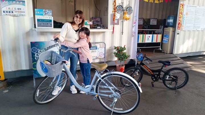 ▲新北河濱公園自行車租借站有多樣車款，可供親子共乘。　圖：新北市水利局／提供