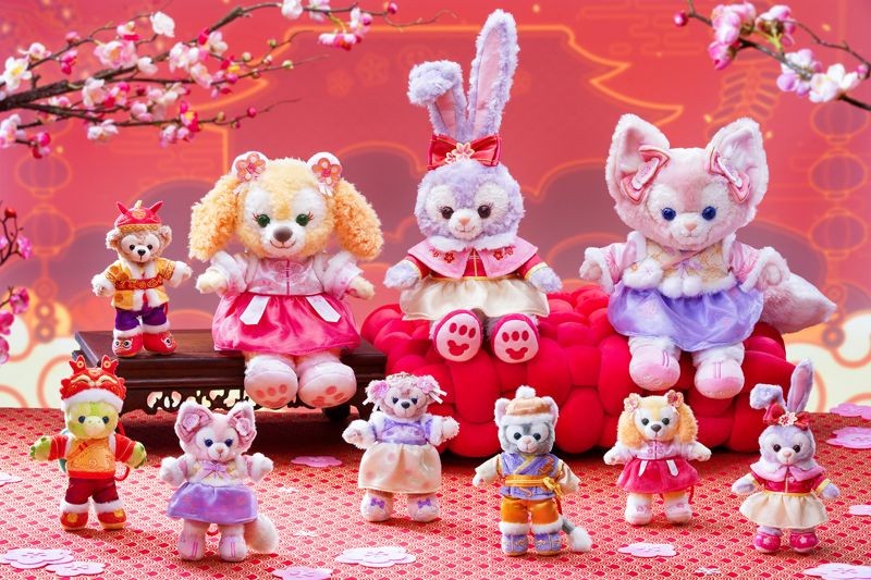 在香港迪士尼樂園可購買到園區限定、身穿龍裝的達菲與好友絨毛玩偶。（香港迪士尼樂園提供）