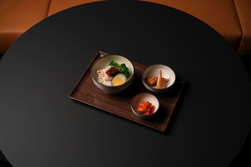 全新貴賓室提供的套餐，圖為「台灣特選嘉義雞肉飯」。（星宇航空提供）