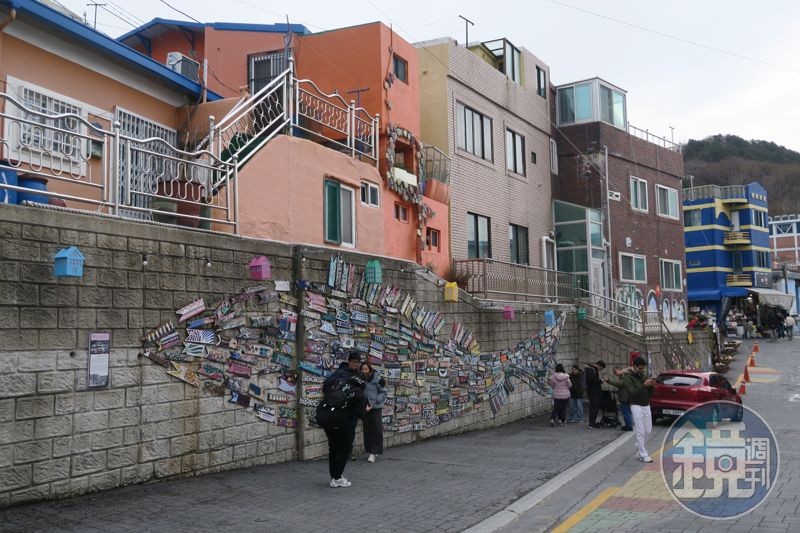 遊客在象徵釜山海港的大魚壁畫前拍照。