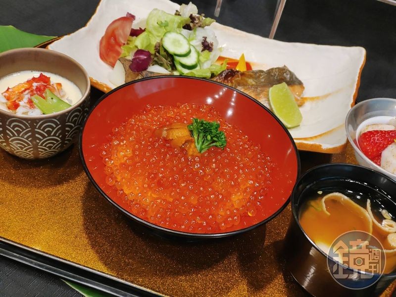「北海道名物御膳套餐」能嘗到滿滿鮭魚卵的丼飯。