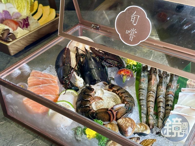 「4人海陸套餐」會把高級海鮮食材，裝進透明珠寶盒裡，呈現珍貴感。（7,980元／套）