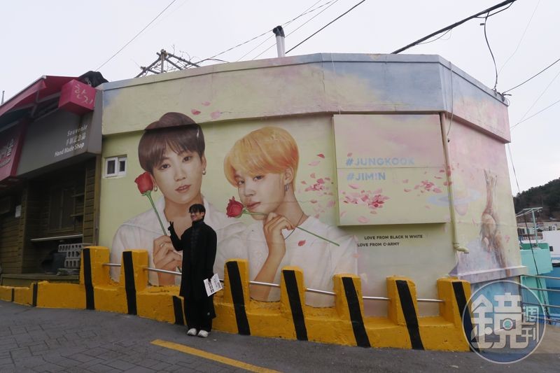 粉絲專程前來與防彈少年團BTS成員智旻&柾国的大幅壁畫合影。