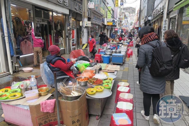 即使在寒冬，街上賣冷麵的攤子還是堅持出攤。