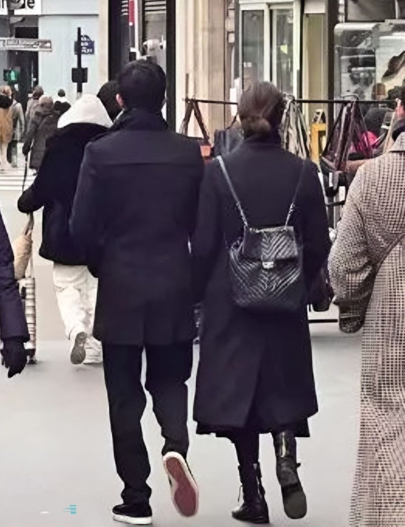 許瑋甯和邱澤被網友直擊在巴黎街頭牽手逛街。（翻攝自微博）