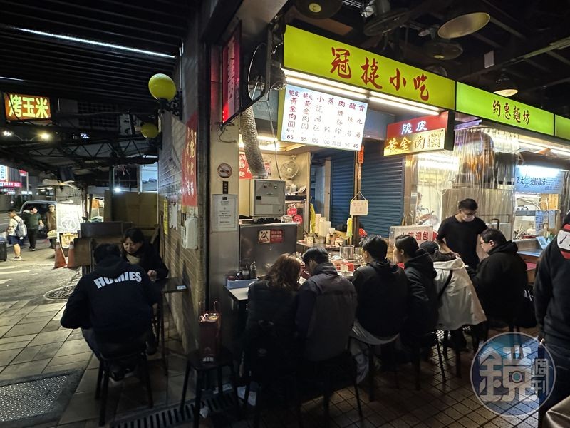 「冠捷脆皮黃金肉圓」位在台北松山市場的入口處。