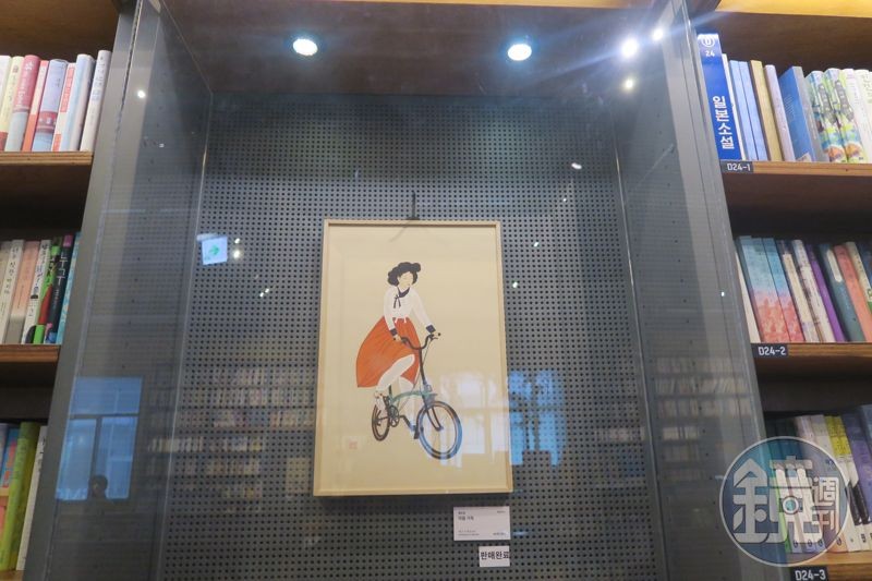 福生於微的畫作主題是各種古裝人物與現代科技的結合，圖中韓服仕女就騎著時髦的英國小摺Brompton。