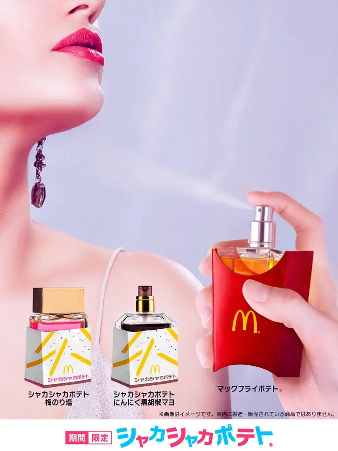 ▲透過海報畫面可以看到，麥當勞經典紅盒薯條竟化身為罐裝香水，正往模特兒的身上噴去。（圖／翻攝自X）  