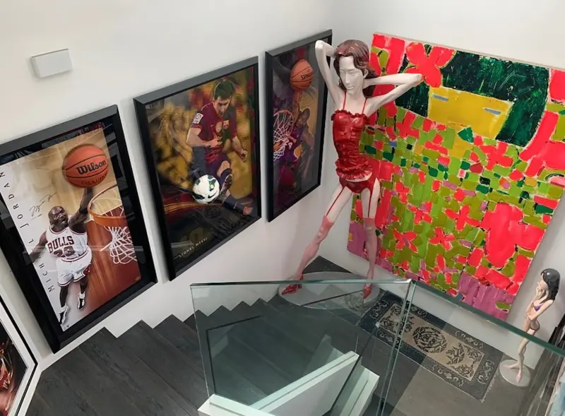 ▲方力申的豪宅樓梯上有眾多收藏品。（圖／方力申Instagram）
