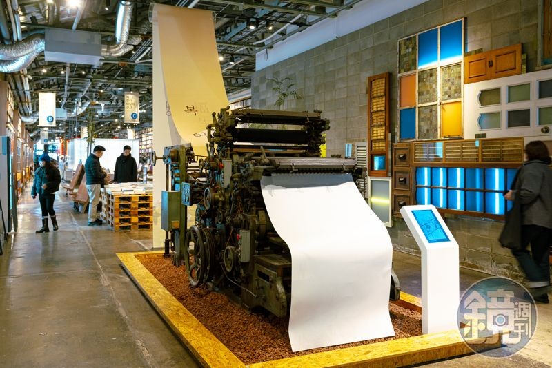 「YES24」的二手書店裡搬進古老印刷機當裝飾。