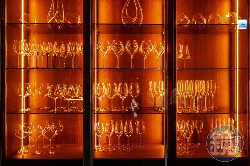 光是看到各種形狀的玻璃杯，就知道這家餐廳的侍酒師一定很專業。 