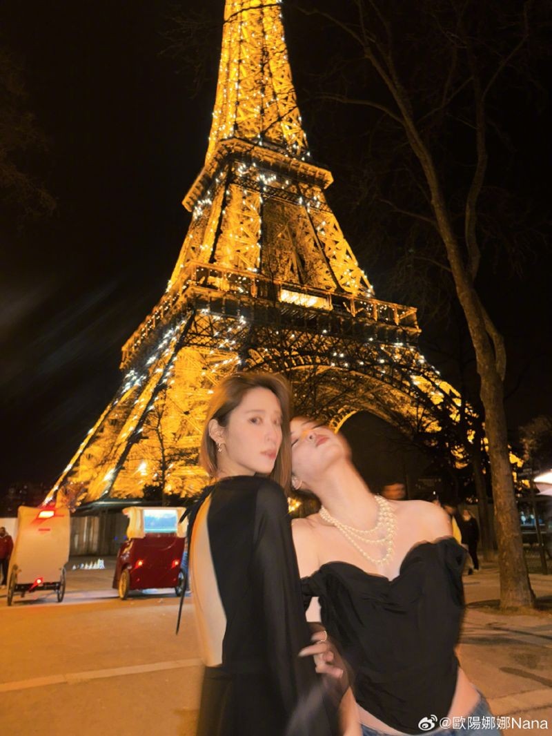 歐陽姊妹倆在巴黎鐵塔合照。（翻攝自歐陽娜娜IG）