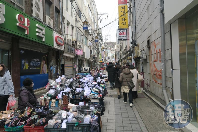 步行街的路中央，許多賣雜貨衣物的小攤綿延成排。