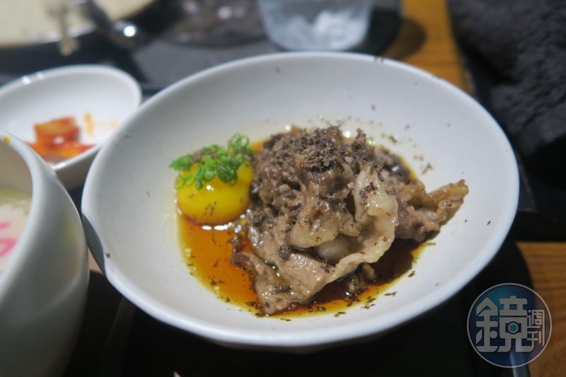 類似壽喜燒做法的牛五花肉片，跟蛋黃一起滑溜入口。
