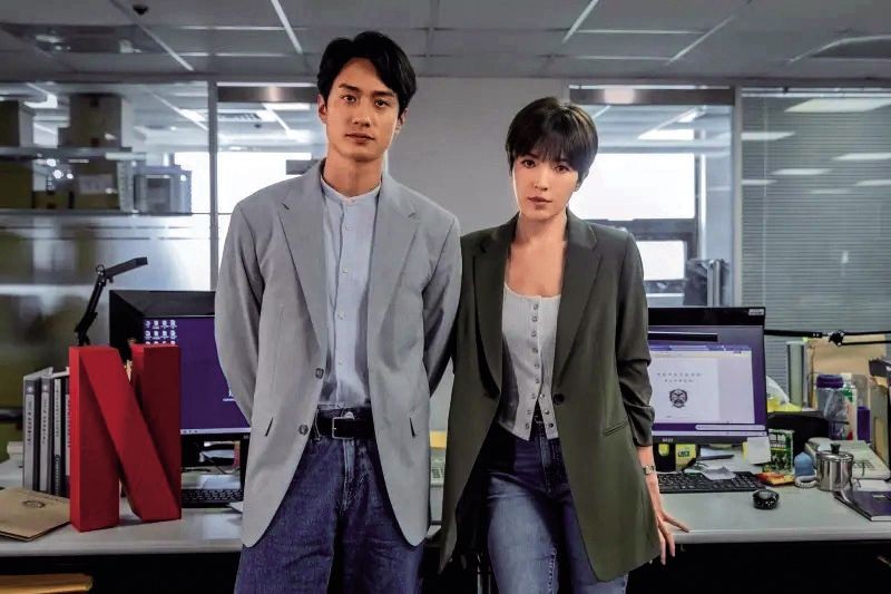 許瑋甯（右）和港星劉俊謙（左）在影集《誰是被害者》第二季首度合作。（Netflix提供）