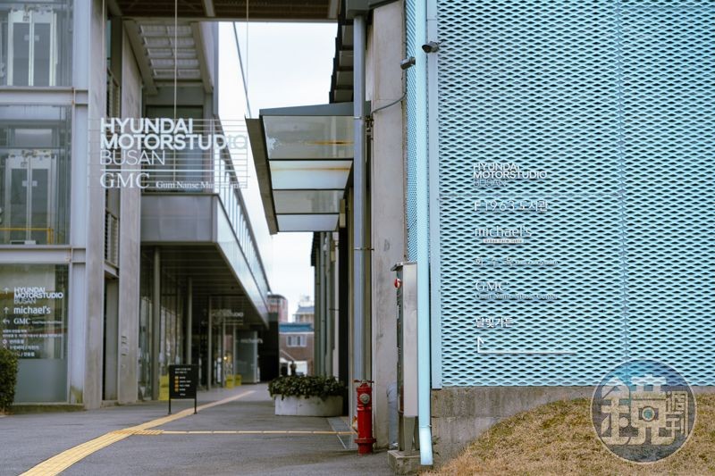 F1963的旁邊就是4層樓高的「Hyundai Motorstudio釜山現代汽車工作室」。