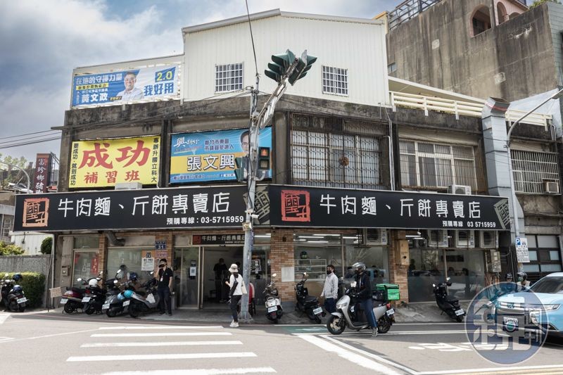 位於新竹美食戰區的璽子牛肉麵東區店，用餐時段總是一位難求。