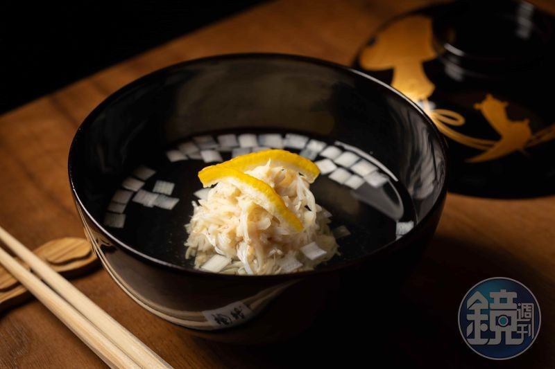 清甜潤口的「松葉蟹真丈」，在黑色碗中如同內斂、優雅的日式工藝品。