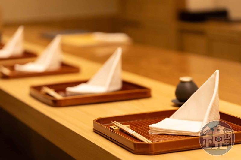 餐桌上的所有用餐器皿皆來自日本，每一款都要價不斐，餐前就先展現對料理的敬意與對客人的誠意。