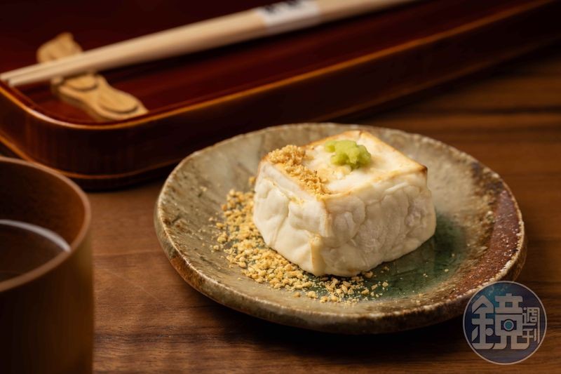 首道前菜「胡麻豆腐」完美展現出料理長的誠意與深厚廚藝功力，外澎帶酥內化口猶如河豚白子的口感。